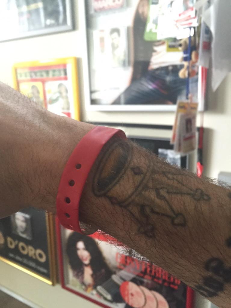 frafacchinetti's tweet image. Anche questa sera il #TeamFach avrà i #BraccialettiRossi⭕️ al polso.
-7 a #TVOI