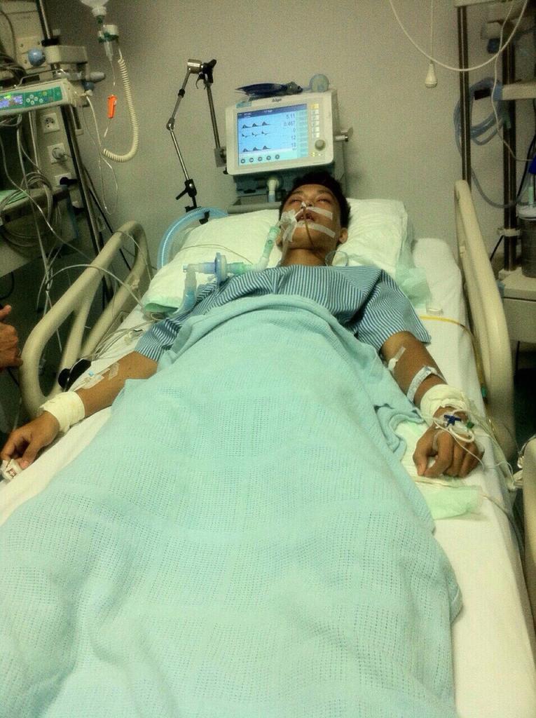 Ini foto terakhir yg bisa diambil dan sampe saat ini kabar tio persis seperti ini:''') Yg mau jenguk cek TL profil:))