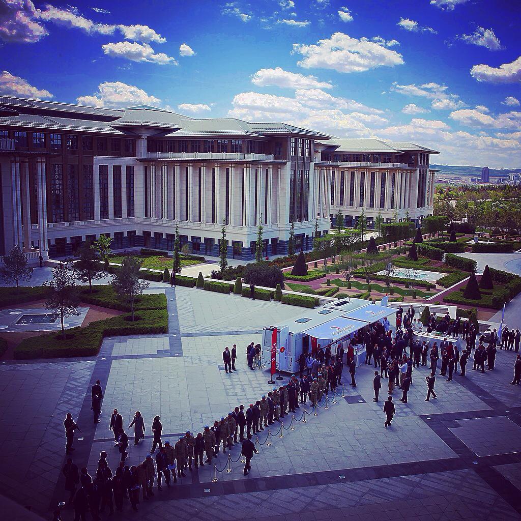 Cumhurbaşkanımız Sn. @RT_Erdogan 'ın himayelerinde Cumhurbaşkanlığı çalışanlarının kan bağışı devam ediyor. #1Kan3Can