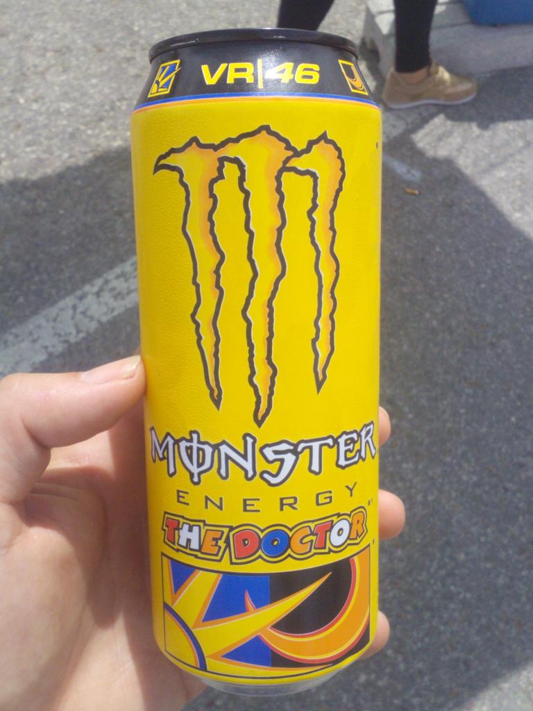 xanoo's tweet photo. Gran refresco de valentino rossi...crak y encima buenisimo jaja http://t.co/RvmUNrf6YQ