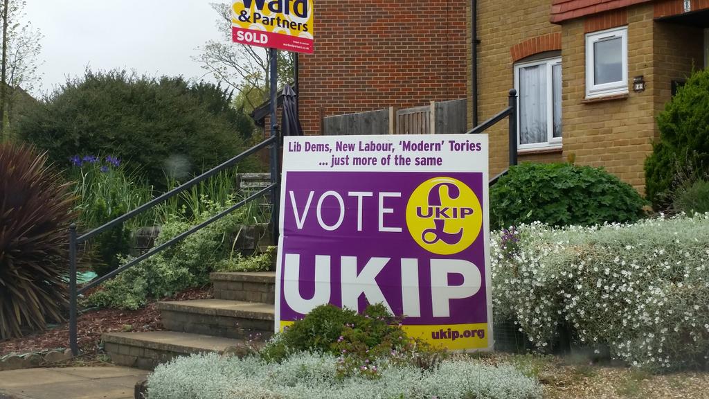The_Monck's tweet photo. Great response and support for @MarkReckless and @The_Monck in #Cuxton and #Halling today #TeamUKIP #VoteUKIP http://t.co/Y562x7jtr6