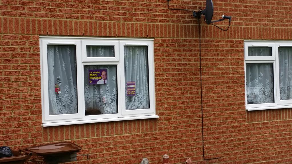The_Monck's tweet photo. Great response and support for @MarkReckless and @The_Monck in #Cuxton and #Halling today #TeamUKIP #VoteUKIP http://t.co/Y562x7jtr6