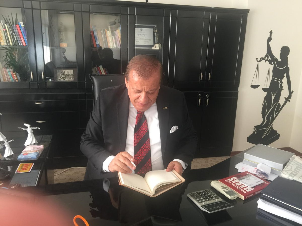 BUGÜN DAHA RAHAT BIR ORTAMDA BİRİKMİŞ İŞLERİ BITIRMEK İÇİN ÖZEL OFISIMDE ÇALIŞTIM. MISAFIRLER GAZETEDE OTURDULAR