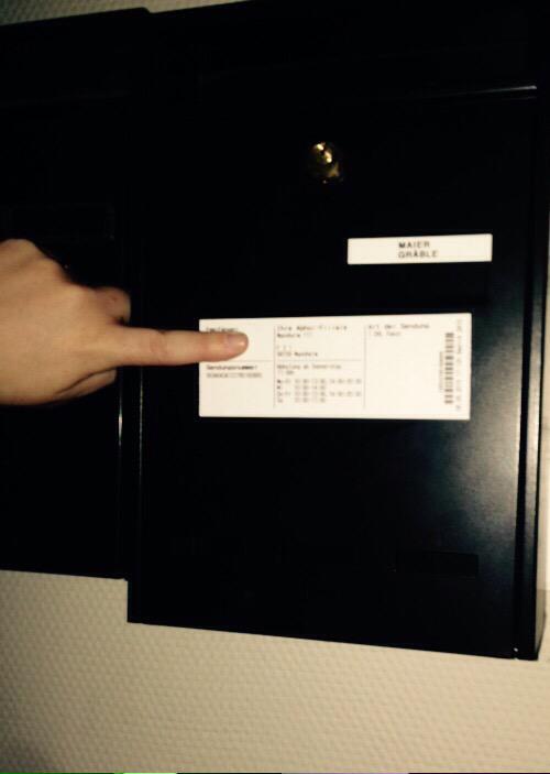 seventwonine_'s tweet photo. Danke @DHLPaket für diesen SCHEI.... ! einfach AUF den Briefkasten geklebt... es geht natürlich nicht mehr ab! 😡 http://t.co/tv4A0TiaBL