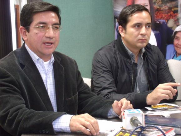 BASCGuayaquil's tweet photo. SENAE monitorea pasos ilegales en la frontera. Conozca más. http://t.co/4xsRQtBCbd http://t.co/6rlcVLsOTl