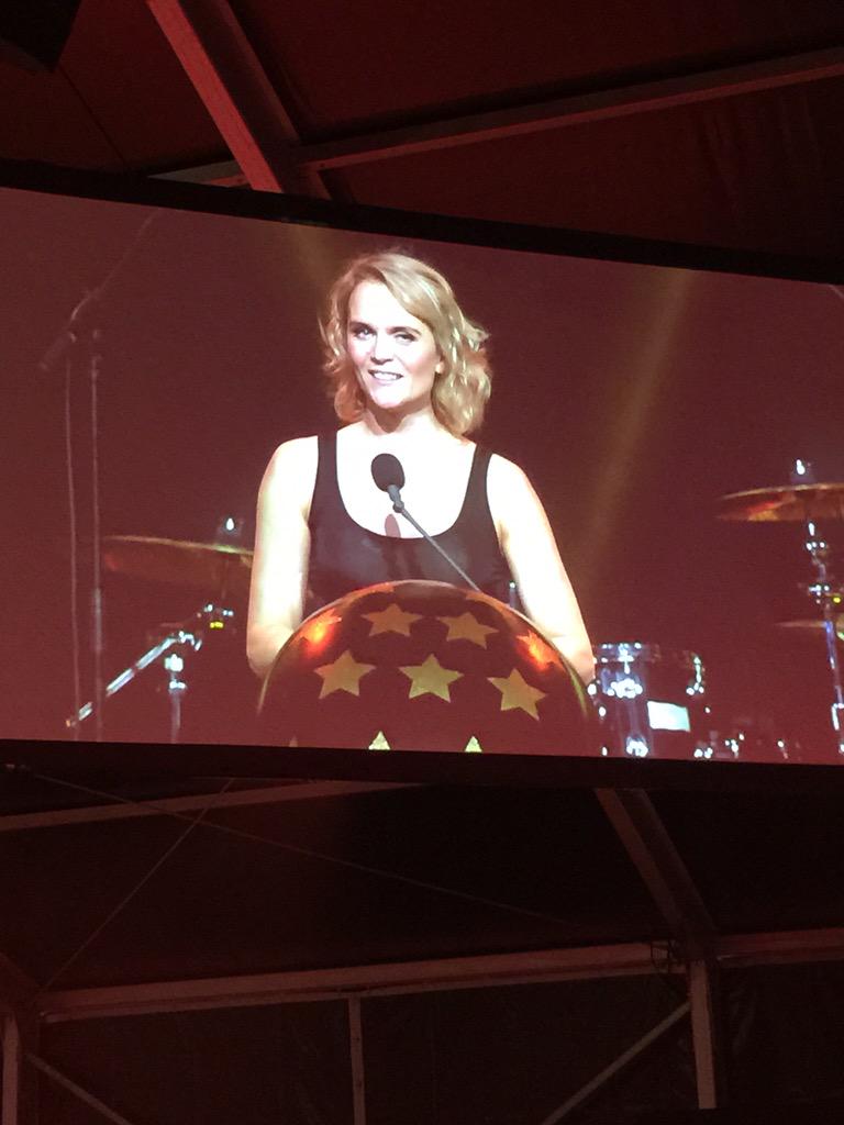 RadioSuomipop's tweet photo. Sisarkanava ottaa taas homman hienosti haltuun. @KristiinaKomula on Vuoden ohjelmapäällikkö👍 #nmradiot #radiogaala http://t.co/zGJF26y76i