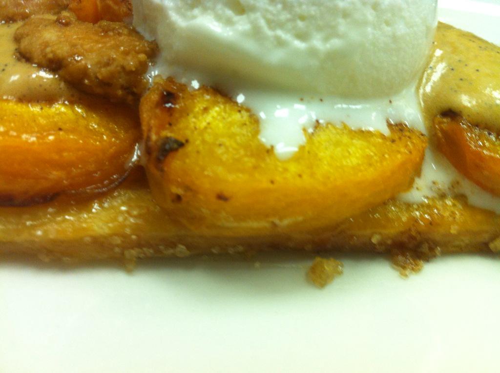 BetmonStephane's tweet photo. Sfoglia du albiccoche e gelato fior du latte e mandorle caramelate , dulcey del latte http://t.co/XIwqtf1Eqv