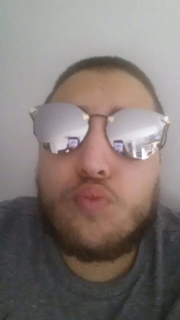 LuuCypriano's tweet photo. "Amor tira foto dos meus oculos que chegaram na sua casa" http://t.co/zCdE4lYDR6