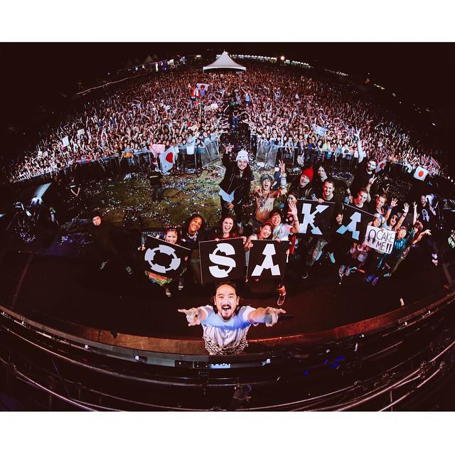 steveaoki's tweet image. 🇯🇵 Osaka family photo! 👪👩‍👩‍👧‍👧👨‍👨‍👦‍👦 Biggest crowd I've played down here so far! @DVBBS @WandWmusic @Dyro