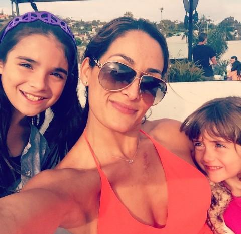 BellaArmy_fr's tweet photo. #INSTAGRAM Nikki with Dakota and Lola #AuntieCoco #FearlessNikki http://t.co/Z0d0BeatkD