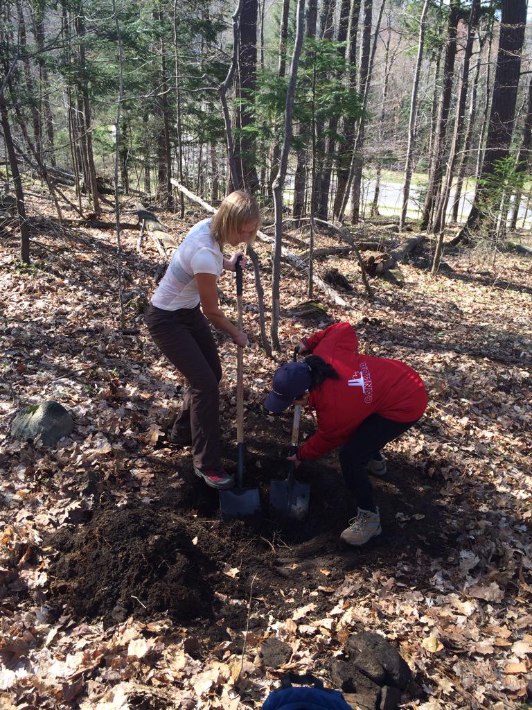 UWSummitCentre's tweet photo. @envwaterloo students digging in the dirt during ERS340 @UWSummitCentre #wsce #takeyoureducationoutside http://t.co/58wHN02bLC