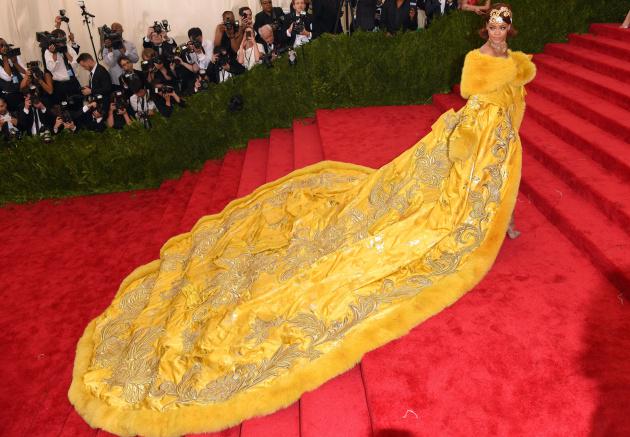 verne's tweet image. Nos sigue gustando el vestido de Rihanna, aunque ahora lo vemos algo incómodo para el autobús ow.ly/MARcC