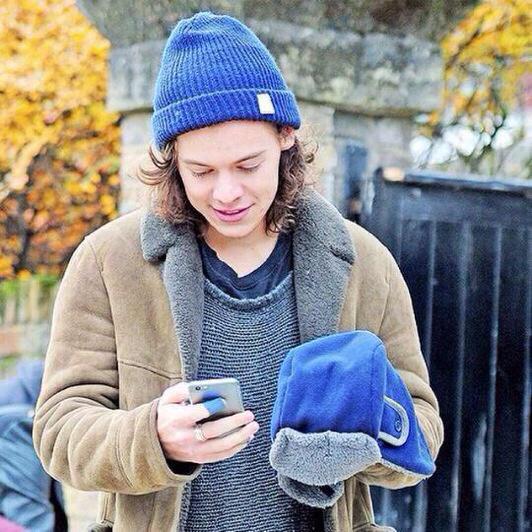 rnbzaynie's tweet photo. Can we talk about how an iPhone 6 looks when it in Harry's &amp; Louis' hands 

I need a minute 

#Directioners4Music http://t.co/cvcV4DP4L4