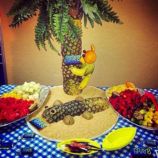 Gray8_Events's tweet photo. Make your #event #Gray8 with this #Showstopper! #FruitPalmTree display &amp; buffet of fruits for your #event? #RT http://t.co/n2xySlr2ch