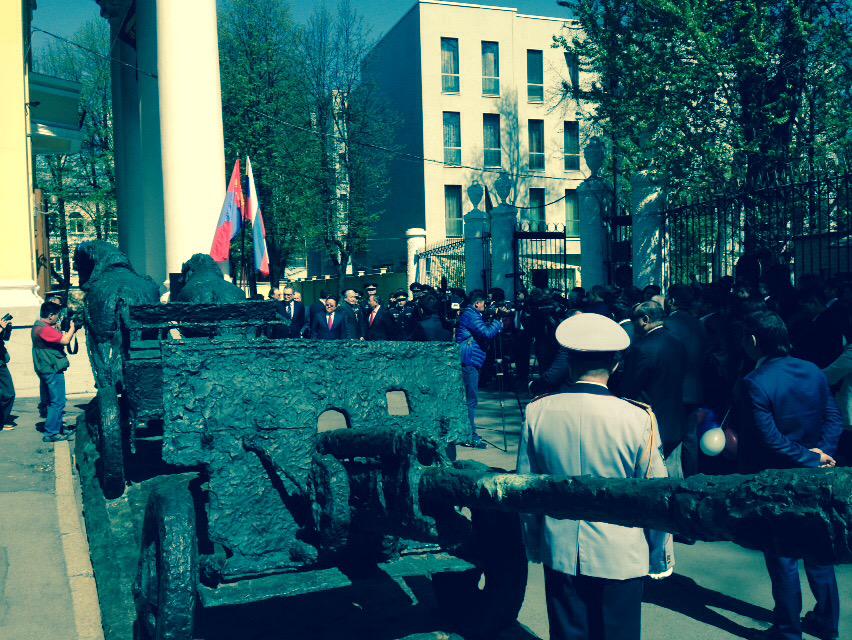 Ерөнхийлөгч Mосква дахь ЭСЯ-д зочилж #VictoryDay -д зориулж МН-ын ард түмний бэлэглэж буй хөшөөг нээх ёслолд оролцов