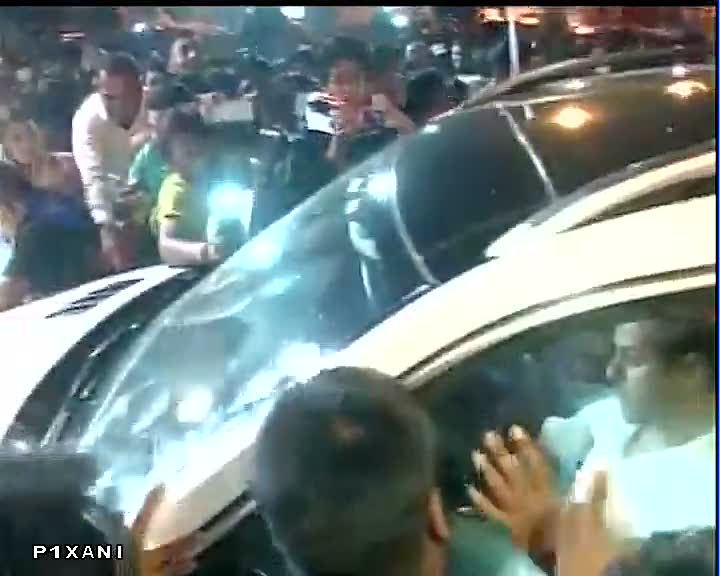 ANI's tweet photo. Mumbai: Salman Khan arrives at his residence #SalmanVerdict http://t.co/YTMaJUaBr5