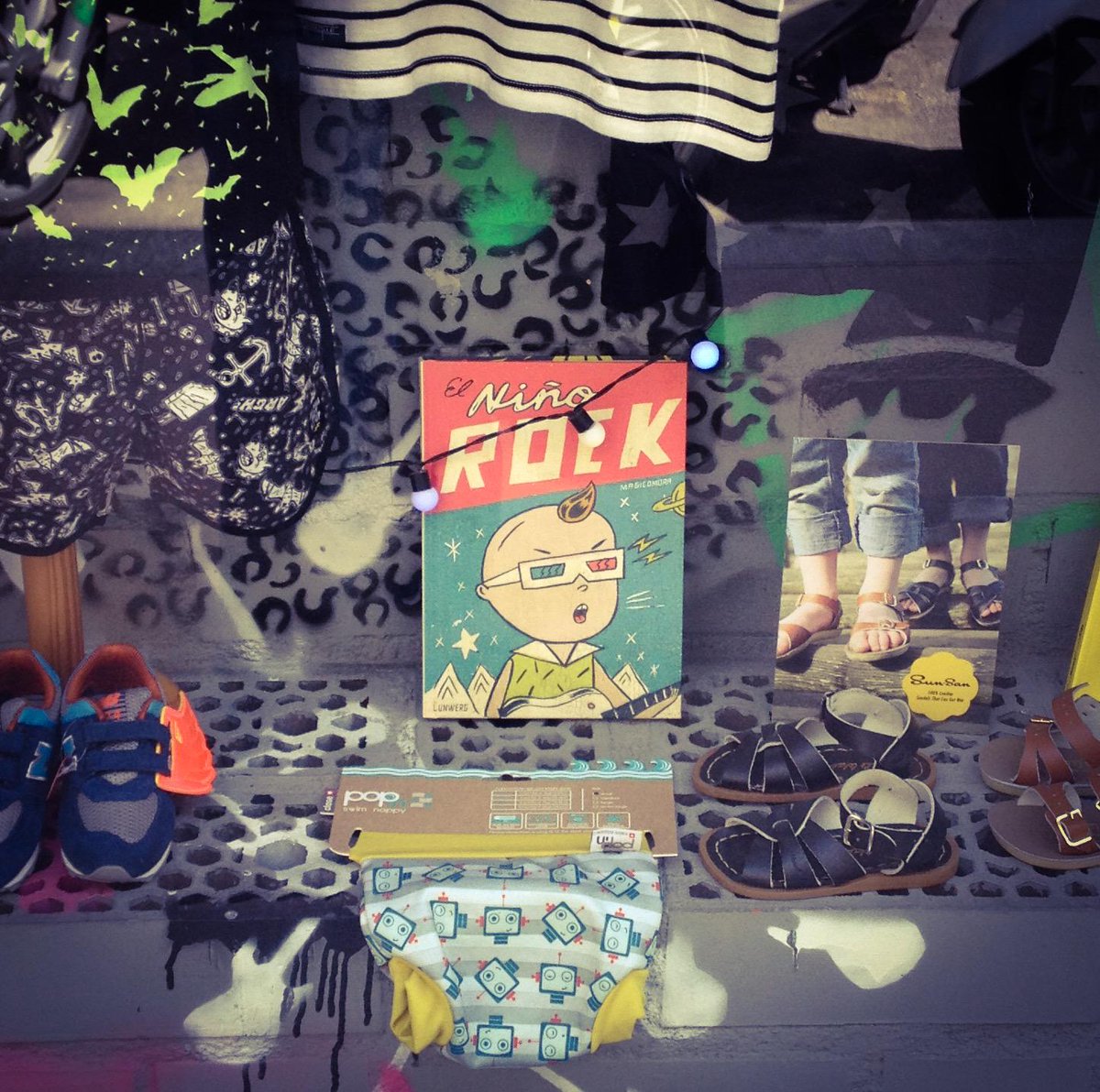 thearteeproject's tweet photo. La banda "Los Mocos" sale en la historia de #elniñorock de @Magicomora | INFO de su #artee — http://t.co/len3eQ6mSV http://t.co/lV5AuB9jHr