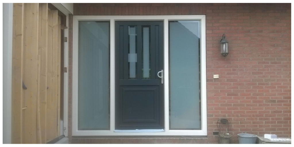 Voor deze vrijstaande woning in Heeg mochten we de voordeur met raampartij vernieuwd. #modern #kunststof #melkglas
