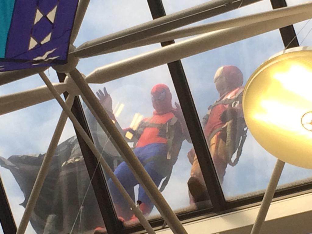 MUSCkids's tweet photo. Look who's on the roof! #MUSCkids http://t.co/iLB6Y8lY2V