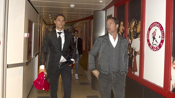AFCAjax's tweet photo. De Boer: 'Zeer blij met komst @NemanjaGudelj. Hij is echt een voorbeeldprof.' http://t.co/4ptkbr8QPt #welkomgudelj http://t.co/yeRFKJUDoq