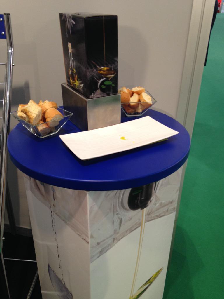 MONTIBOXSL's tweet photo. Primer dia de #Expoliva2015 http://t.co/3YJYThngpB