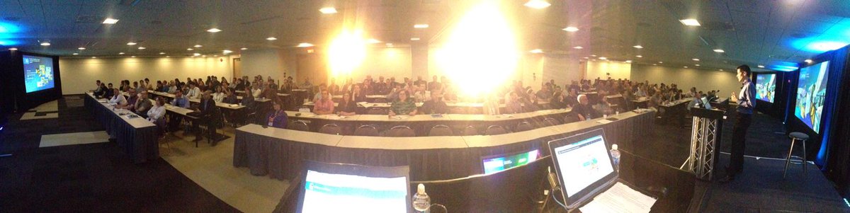 EricLacoursiere's tweet photo. Voici la vue de la scène à l'#EsriCanadaUC. J'aime vraiment cette salle! http://t.co/5cHQpcOt8S