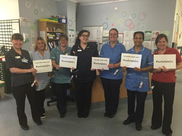 suzymac69's tweet photo. Staff on L30 LGI supporting #safeHANDS. @LTHTrust http://t.co/cAIUmiO9tF