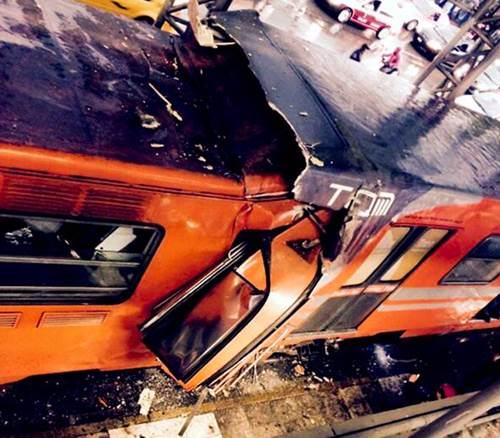 El_Universal_Mx's tweet photo. #Crónica "Me da miedo subir, pero no queda de otra" Usuaria de @MetroCDMX Oceanía http://t.co/w6s0aCiBsT http://t.co/6MuI5knsPB