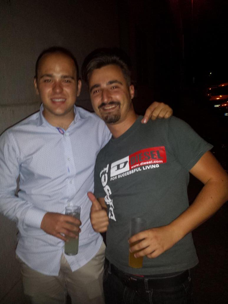 Qintana28's tweet photo. Despues de mucho tiempo sin twitter aqui os dejo una foto con el friends @messybdj  jajaja http://t.co/5JT2CQ1sF2