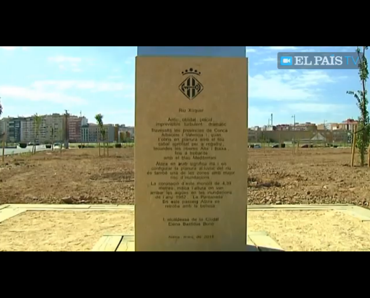 el_pais's tweet photo. Vídeo | Récord de faltas de ortografía en el monolito de Alzira (Valencia): 30 en 22 líneas http://t.co/IhL1JLoOYN http://t.co/DFKKxyeApn