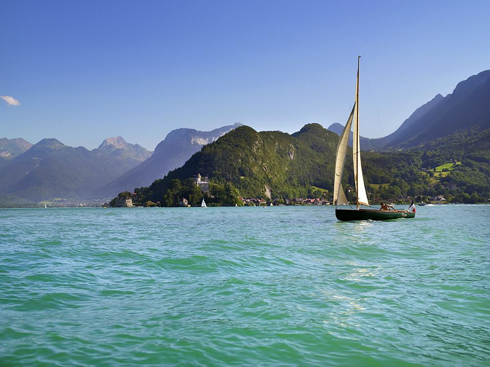 Mercure_FR's tweet photo. Une vue dépaysante pas si lointaine que ça ! Découvrez le @Lac_Annecy et toutes ses activités http://t.co/GxBMAZWP0X http://t.co/CpRXsdbV7I
