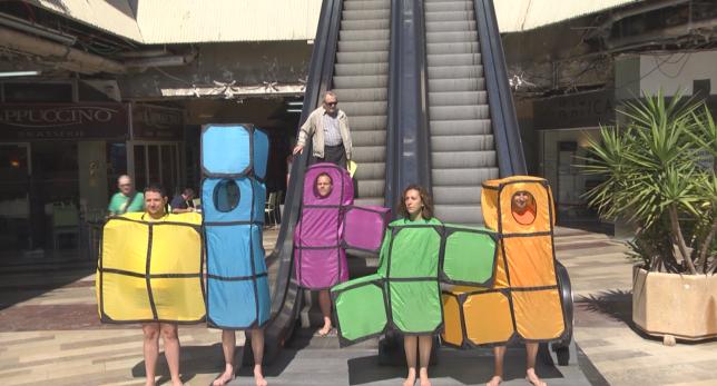 A3Noticias's tweet photo. El popular youtuber francés Rémi Gaillard @nqtv traslada el videojuego Tetris a la vida real ▶ http://t.co/zuyKDzgBB0 http://t.co/Qhnjl3Ivoa