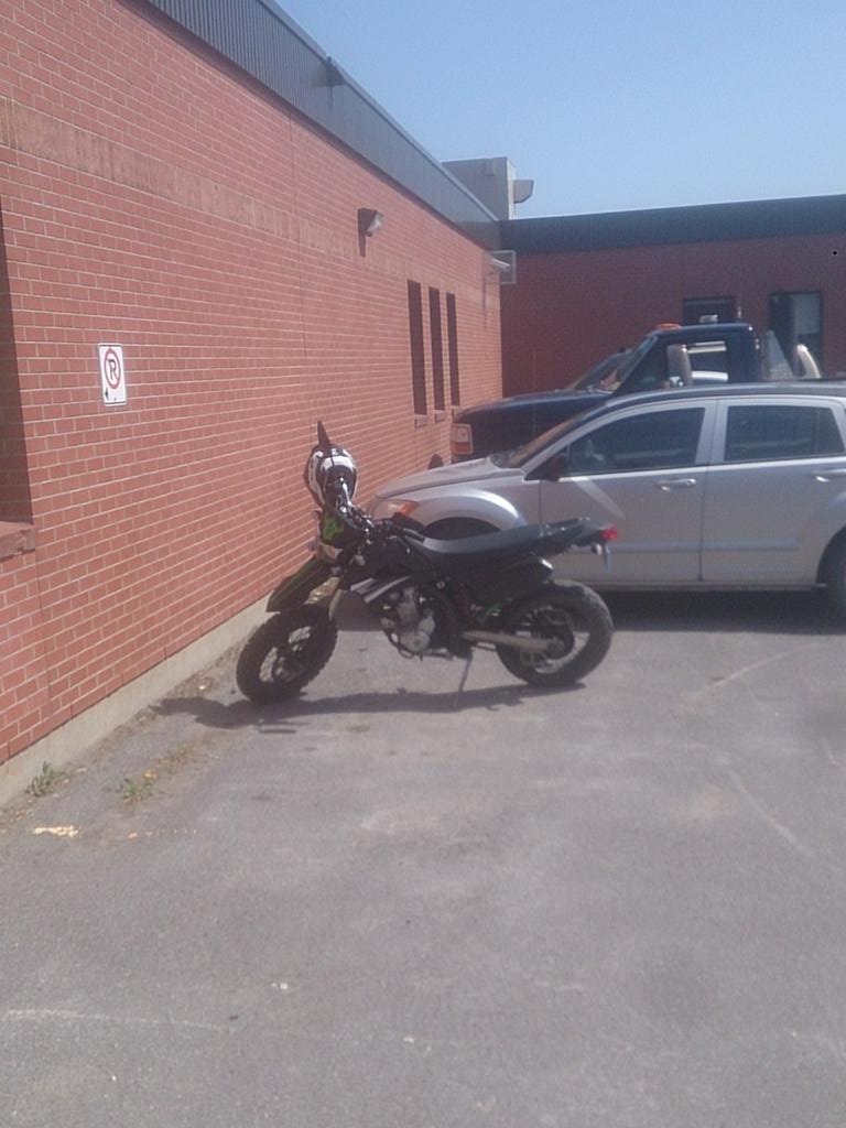 VanPEWN's tweet photo. Don dere dirty douche bag pereking #bigenoughforonespot #itsacountrythang #douchebag #dirtbike http://t.co/UbI6iDoEuB