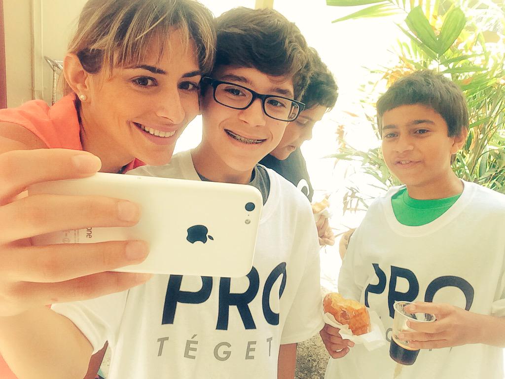 TriniMenendez's tweet photo. #backtobackselfie en el Colegio La Piedad ✔️🙋🆒#PorTuSaludTour 😷💉#seunPRO #protegete #therealTrini http://t.co/ZiYHfJmGlv