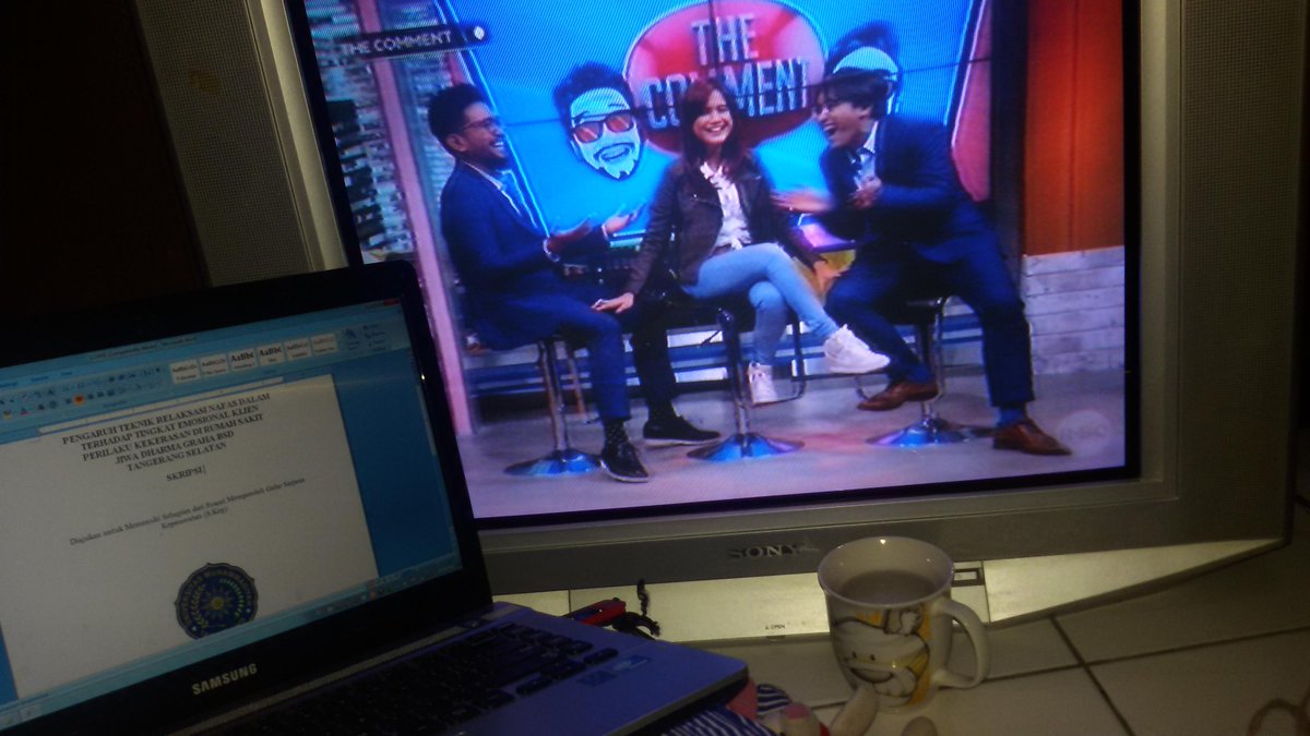 noerachmat's tweet photo. Ngerjain revisi sambil liat The Comment. kelar kaga,  ketawa iya 😂 @TheComment_NET http://t.co/kko4yEzQOd