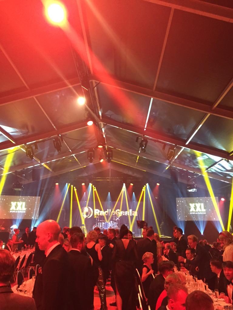 RadioSuomipop's tweet photo. @RadioMediaFI #radiogaala2015 #radiogaala Nyt se alkoi. RadioGaala 2015 #nmradiot http://t.co/kT1GBxguFM