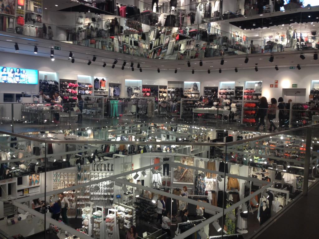 pelifanta91's tweet photo. De tiendas por Los Madriles 💁👠👗👛 http://t.co/JTs59NKkPW