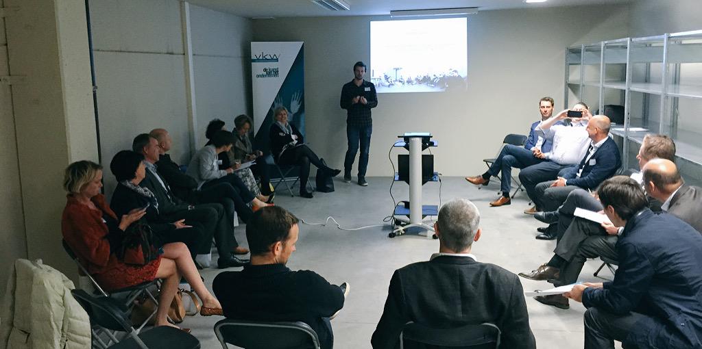 benjrieder's tweet photo. @BubblePost host in St-Niklaas een "problem session" met #VKW over #zelfsturing in een bedrijf en het #netwerkeffect http://t.co/4Yr4VgbXBd