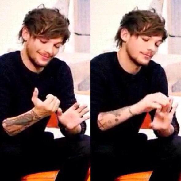 1DVoteSpree's tweet photo. Louis after tweeting that. 

#TOMLINSONSLAYSAGAIN 
#Directioners4Music http://t.co/2ZM8U3VmjI