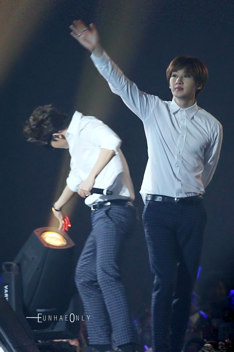 EunHaeOnly's tweet photo. one is waving, the other one is busy playing with stage lighting #eunhae 😂😂😂 http://t.co/Xpr3v3iuSP