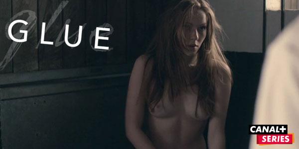 CanalplusSeries's tweet photo. #Glue la nouvelle série du créateur de #Skins ce soir à 20h50 sur CANAL+SÉRIES
Extrait : http://t.co/FfrjdssgDW http://t.co/xfaJ4ZAwhG