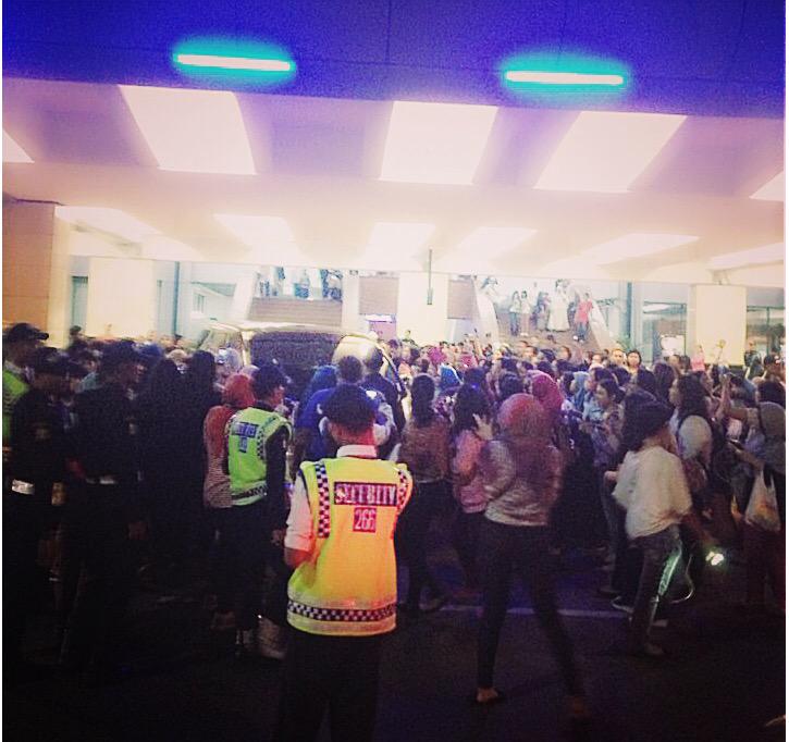 shfly3424's tweet photo. Indonesia ELF terlalu baik untuk melihat Anda selamat malam 💙💙 http://t.co/kQMyS3zivB