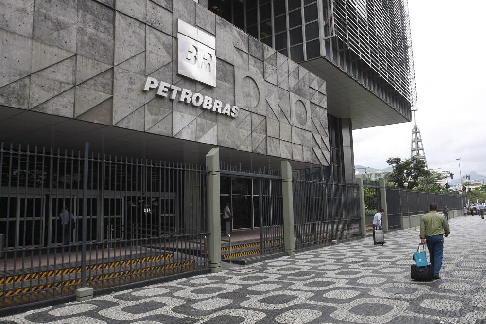 JornalOGlobo's tweet photo. Petrobras cai do 30º para o 416º lugar em ranking das maiores empresas do mundo da ‘Forbes’. http://t.co/ieRozHxNmk http://t.co/UF2R2IbO0X
