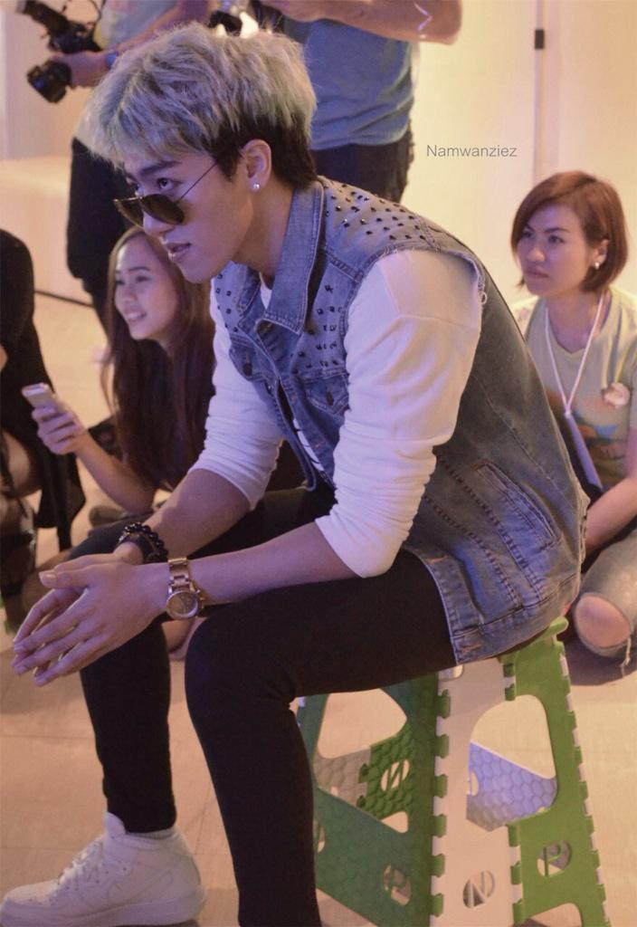 namwanziez's tweet photo. จนถึงตอนนี้ก็ยังสงสัย ทำไม @cdkantee ต้องใส่แว่นตกๆ มันเป็นสไตล์ หรอ ??? #ToLoveIsToGive http://t.co/brkcrbnuOX