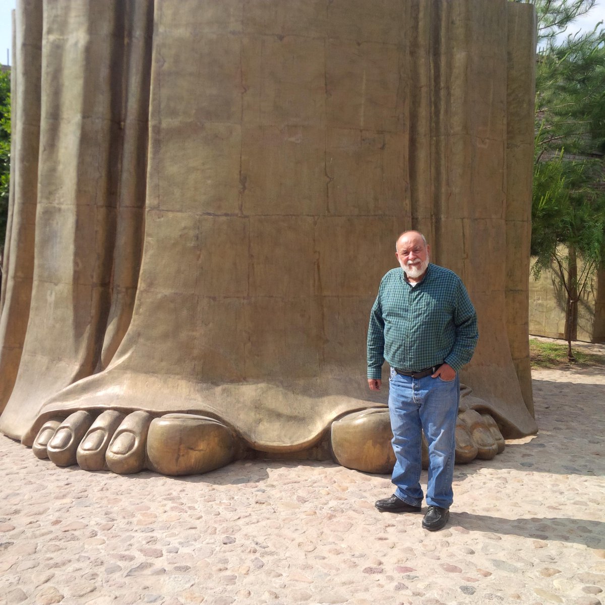 ProfOrtizCSUN's tweet photo. Inmigrante regreso a México.Cambia historia Catolica creando Cristo Rey de bronce mas grande del mundo.Hoy6pm @NU34LA http://t.co/lT44A4M6E2
