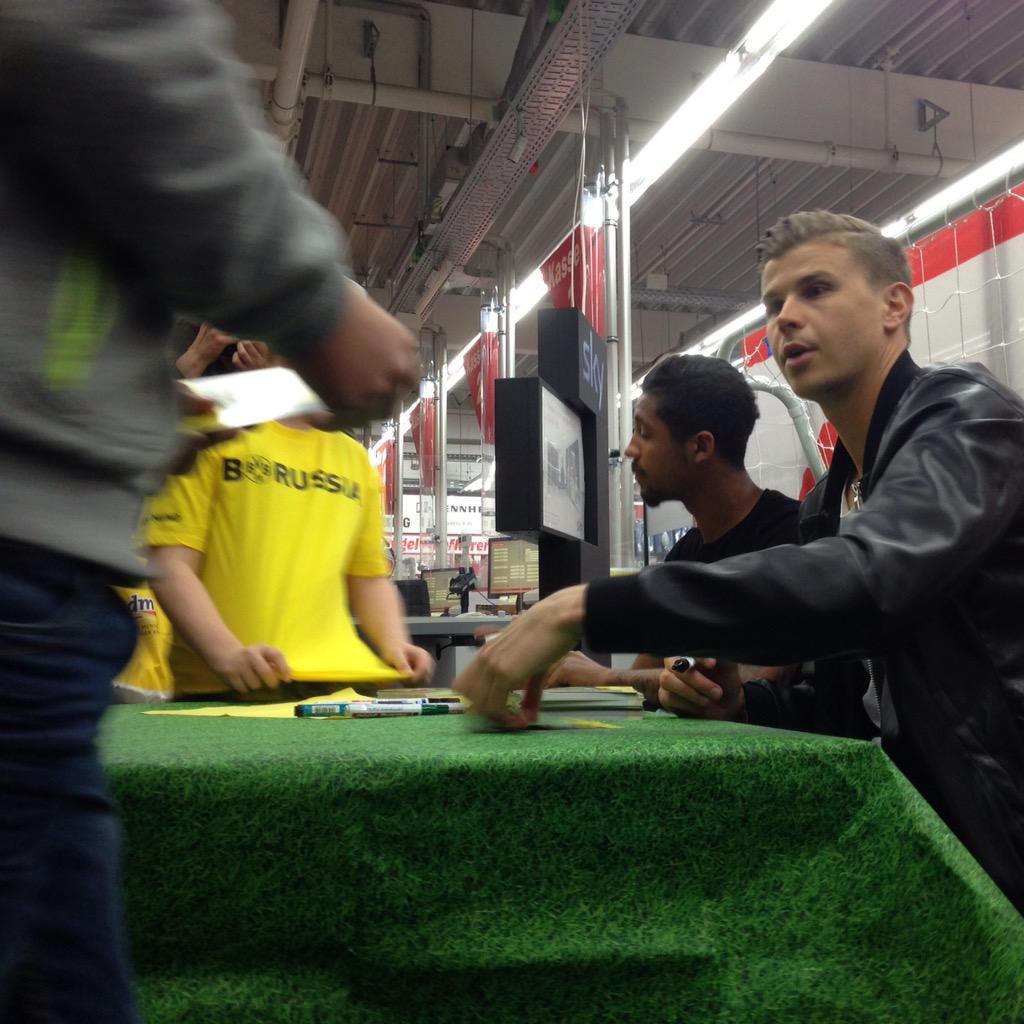 MatthiasDersch's tweet photo. Riesiger Andrang bei der Autogrammstunde von #BVB-Pokalheld Mitch #Langerak und Jeremy #Dudziak. http://t.co/zYDflwcsQl