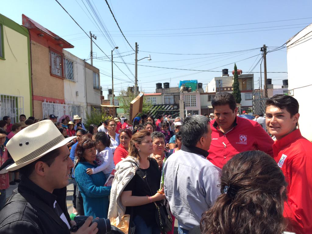 maxquintana's tweet photo. @DavidLpzC reconocido y arropado por vecinos de La Pila #VamosConDecisión #DavidaMetepec http://t.co/htXN15vJoE