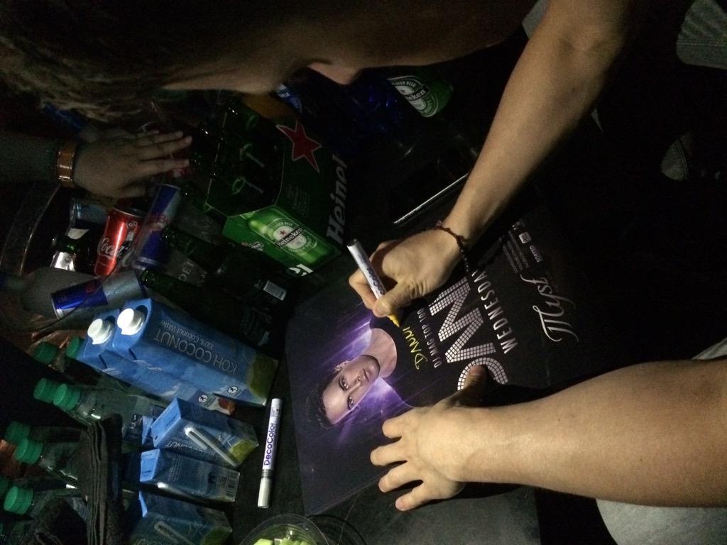 GiOnTour's tweet photo. .@dannic backstage is signing Some posters #taiwan #clubmyst http://t.co/kxkeQRPmuz