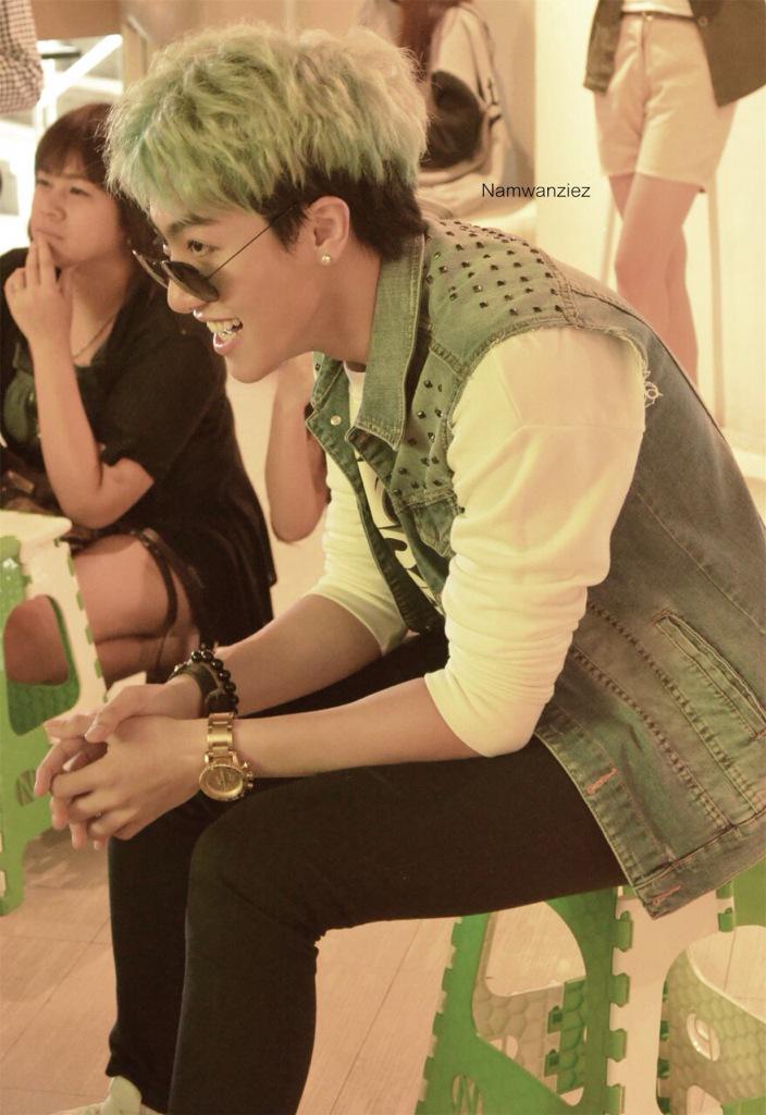 namwanziez's tweet photo. นั่งดูการแสดง มีทั้งยิ้มทั้งขำ @cdkantee #ToLoveIsToGive http://t.co/TXJEPHLJHQ