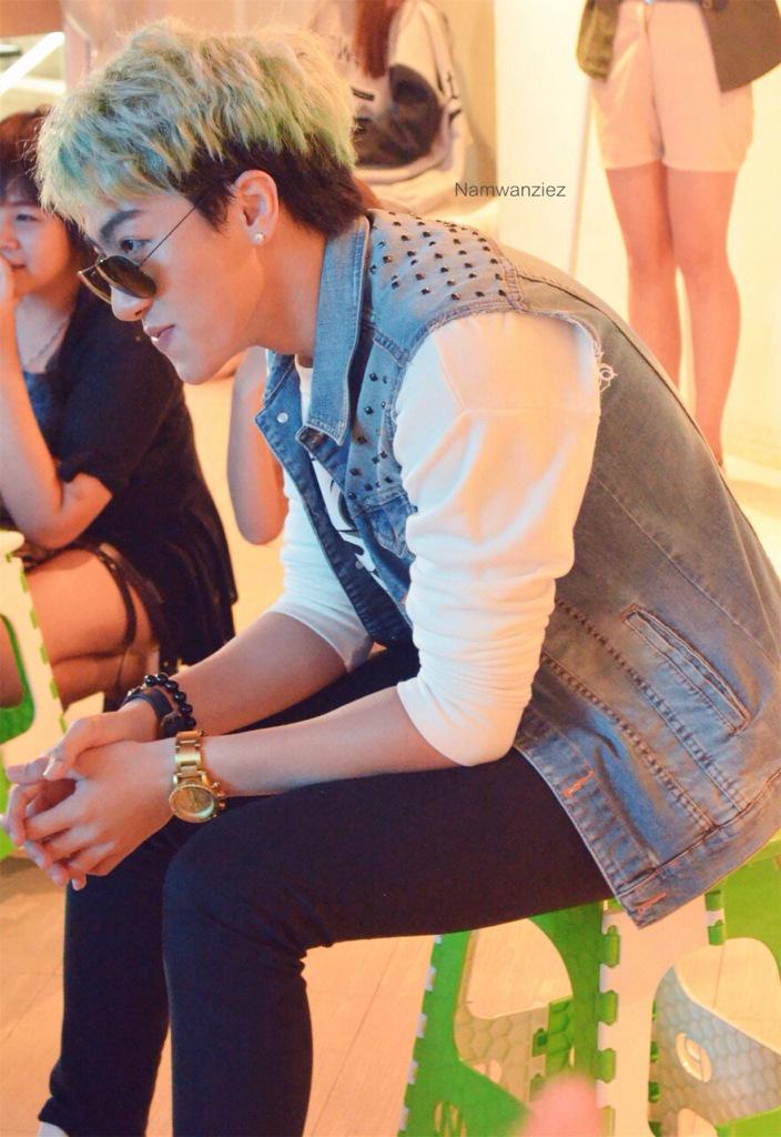 namwanziez's tweet photo. นั่งดูการแสดง มีทั้งยิ้มทั้งขำ @cdkantee #ToLoveIsToGive http://t.co/TXJEPHLJHQ